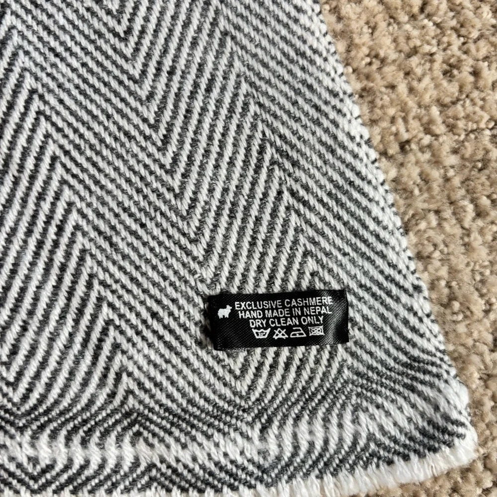 Cashmere Wool Chevron Scarf - New - Picture 4 of 6